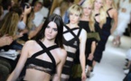 La petite soeur de Kim Kardashian, reine des réseaux sociaux, propulsée star de la mode