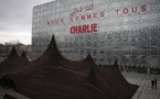 "Nous sommes Charlie" inscrit sur la façade de l'IMA en français et en arabe