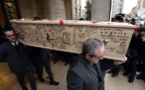 Charlie Hebdo enterre ses morts, Hollande apaisant