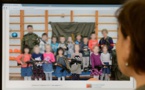 Russie: des enfants posent à l'école maternelle avec des kalachnikov