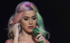 Katy Perry victime d’une fan débor­dante d’amour