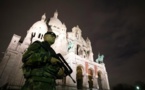 Attentats: le "huitième" jihadiste traqué, Kerry à Paris