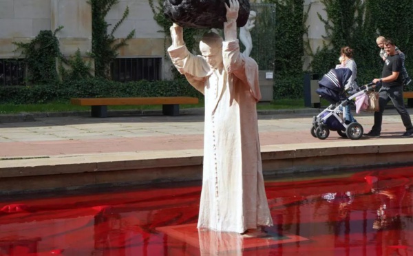 Un sculpteur polonais crée une statue de Jean Paul II en "surhomme"